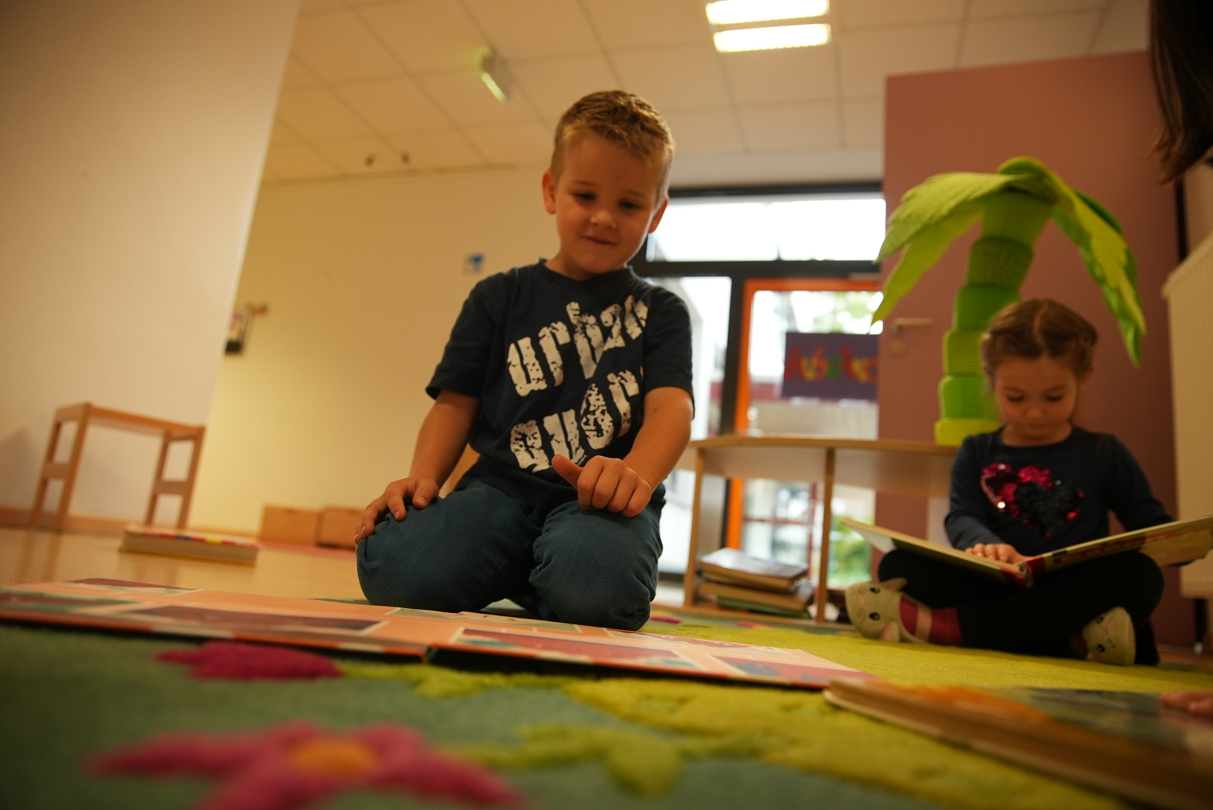 Zusammen Lesen im Flur