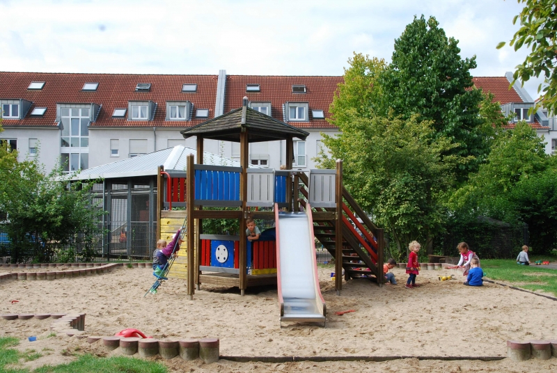 Außengelände mit Rutschbahn und Kletterturm