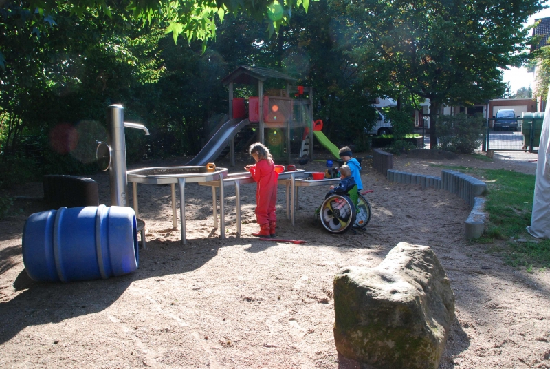 Außengelände mit Wasserspielen und Rutschbahn