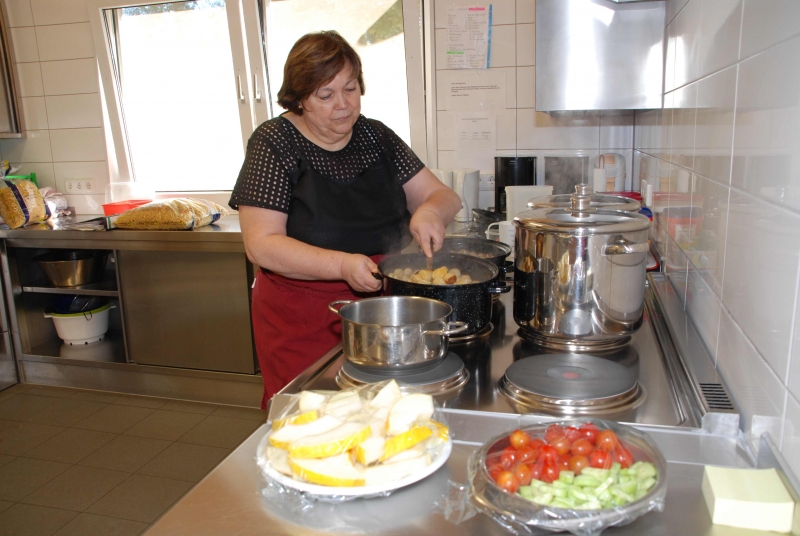 In der Küche wird gerade das Mittagessen gekocht.