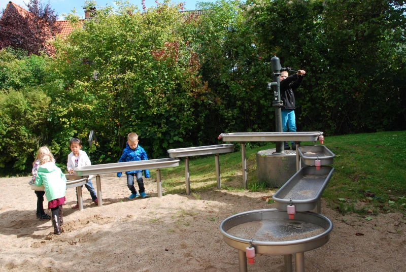 Die Becken werden mit der Handpumpe mit Wasser gefüllt.