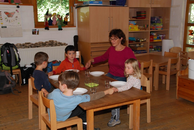 Die Rucksäcke sind abgelegt, die Kinder sitzen am Tisch und wünschen sich guten Appetit