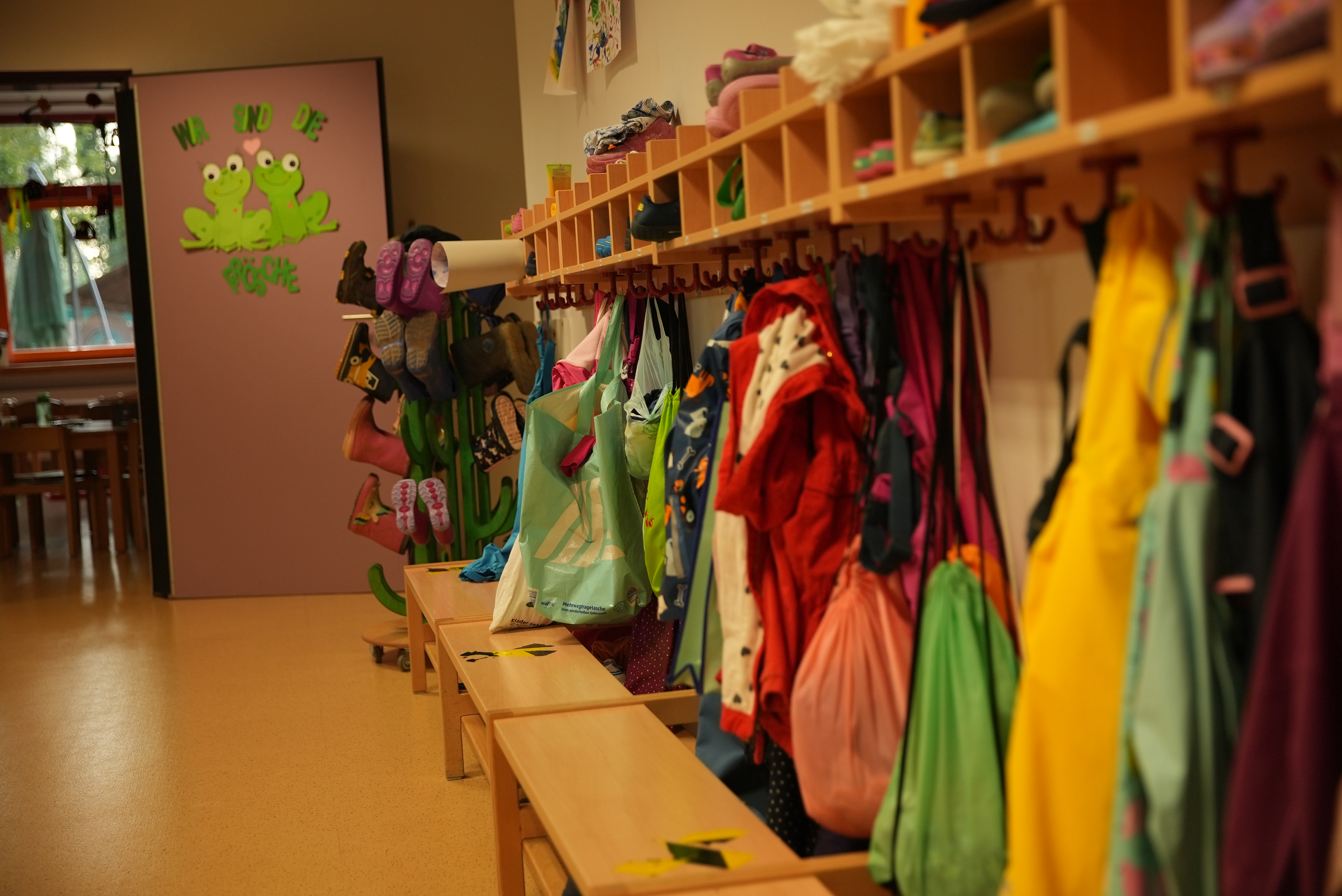 Garderobe mit Jacken und Matschhosen der Kinder